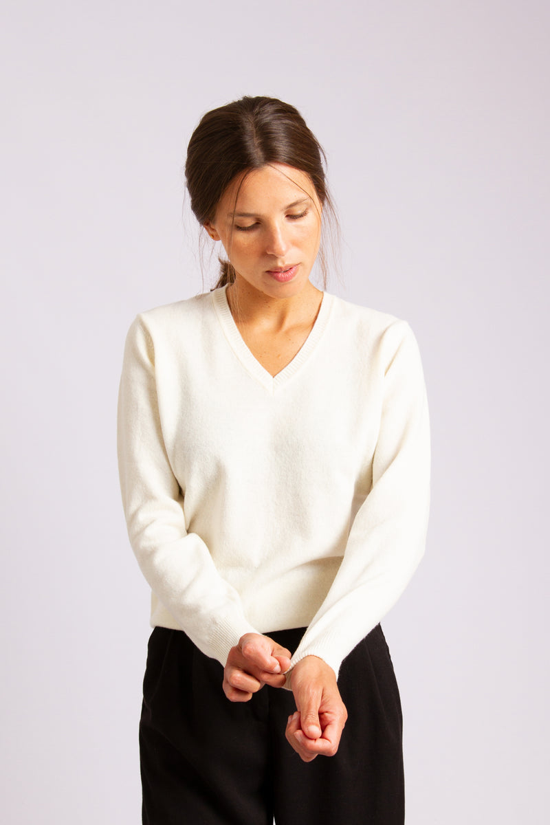 Lambswool Classic V-Neck Sweater – White
